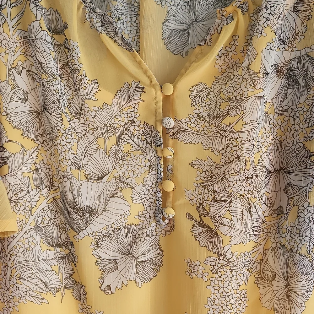 Liz Claborne Medium Yellow and Gray Floral Blouse with a Shell Lining - Picture 2 of 9